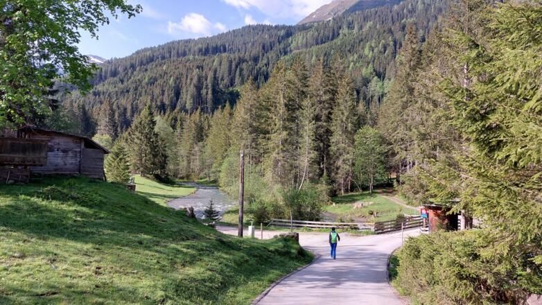 Von der Wattental Landesstraße ein kurzes Stück hinunter zum Wattenbach.