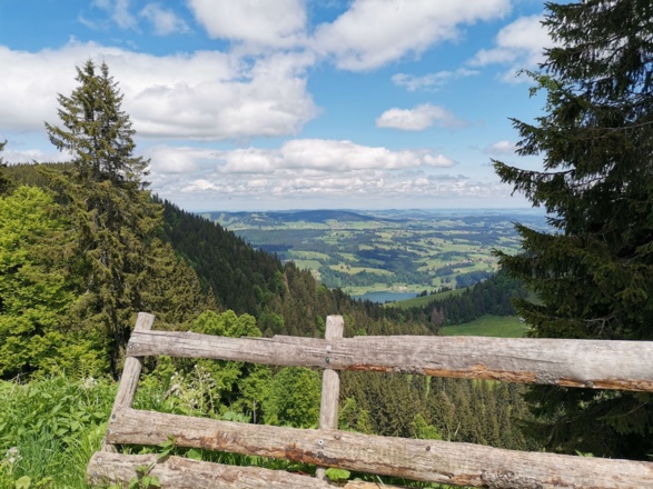 Ausblick vom Kemptener Naturfreundehaus nach Norden ins Tal