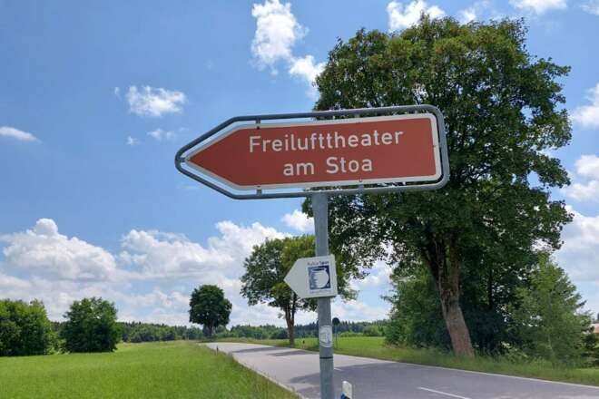 Wegweiser zum Freilufttheater am Stoa