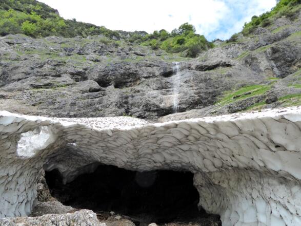 Die vergänglichen Kunstwerke aus Schnee und Eis dürfen aus verständlichen Gründen nicht betreten werden.
