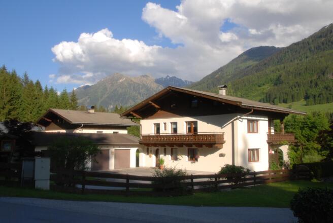 Haus-Nordseite mit Hof