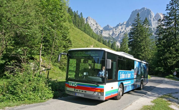 Der Almerlebnisbus kurz vor dem Hirschbichl im Klausbachtal