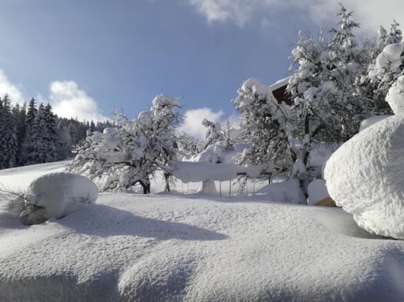 Spielplatz im Tiefschnee