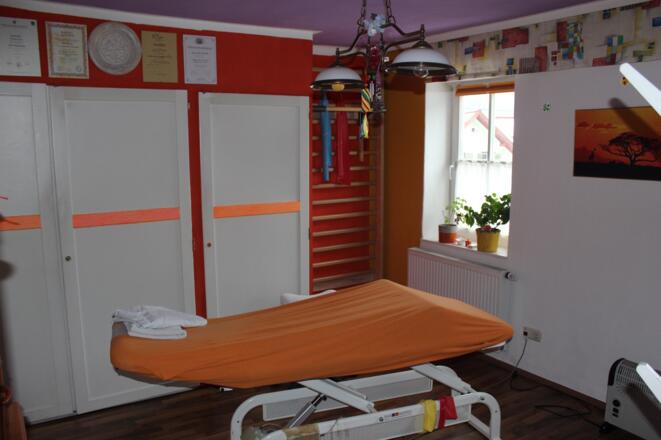 Massageliege im Massageraum des Massagefachinstitutes