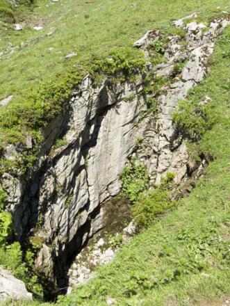 Gefährlich werden solche Dolinen wenn Schnee liegt.