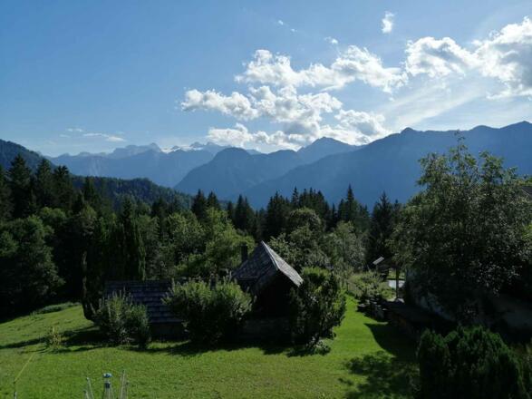 Die Aussicht von der Terrasse der Halleralm in Bad Goisern