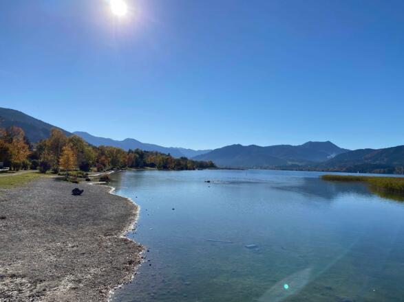 Blick über den See auf die Berge