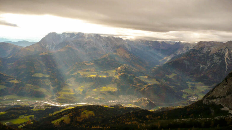 Werfen mit Erlebnisburg Hochwerfen, im Hintergrund Hohe Tauern