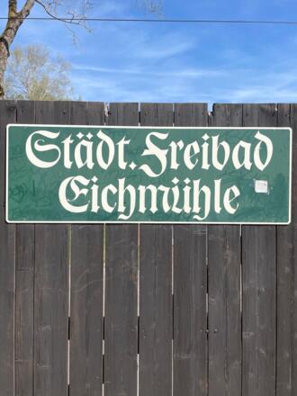 Eingangsschild zum Freibad Eichmühle Bad Tölz