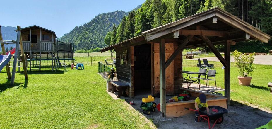 Sandkasten und Hasengehege