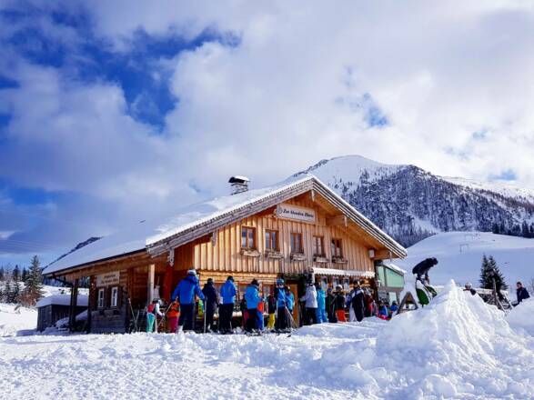 Blonde Huette im Winter