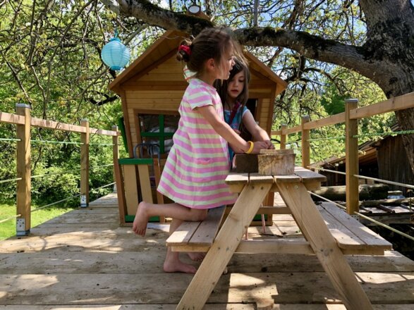 Spielspaß für die Kleinen am Baumhaus.
