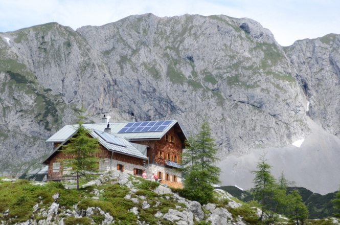 Über der Laufener Hütte lockt die Tagweide zur Gratüberschreitung.