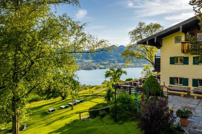 Seeblick und Garten mit Liegewiese im Hotel Der Westerhof