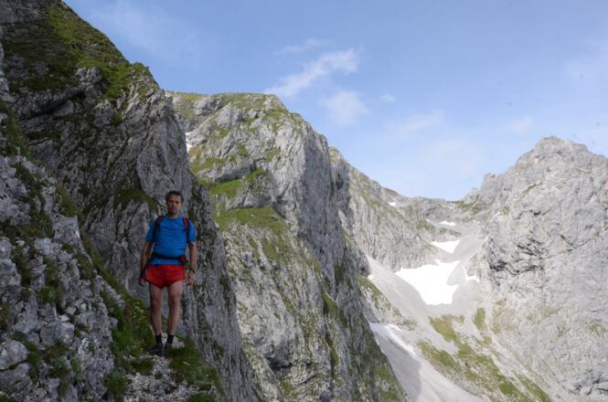Der "Scharfe Steig" führt durch extrem steiles Schrofengelände.