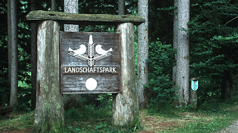 Taferlklaussee_Schild-welches-den-Taferlklausee-als-Teil-des-Naturparks-H%c3%b6llengebirge-Hongar-ausweist_c-Limberger-Josef_web