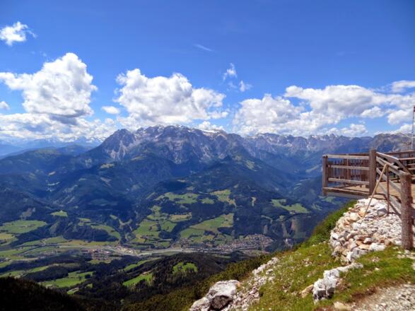 Von der Terrasse der Werfener Hütte Blick auf den Hochkönig und das Salzachtal