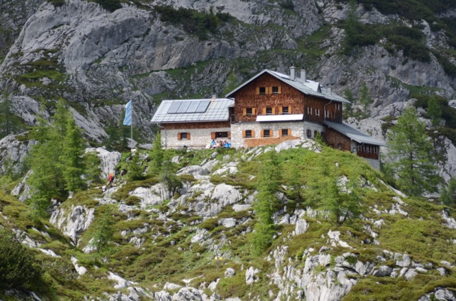 Ein letzter Blick zur Laufener Hütte vor dem Anstieg zum Edelweißkogel