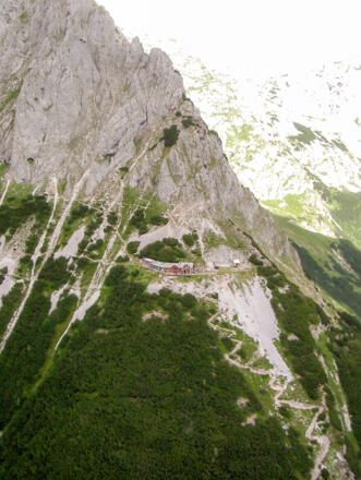 Luftaufnahme mit Blick auf die Werfenerhütte und den Zustieg