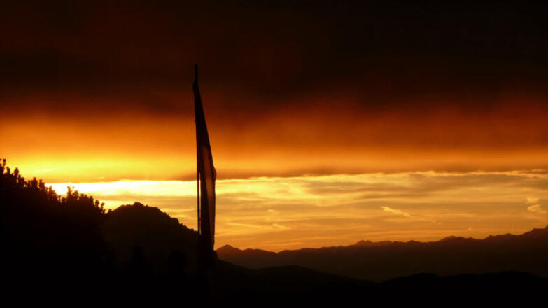 Die Fahne der Werfener Hütte in der Abendsonne