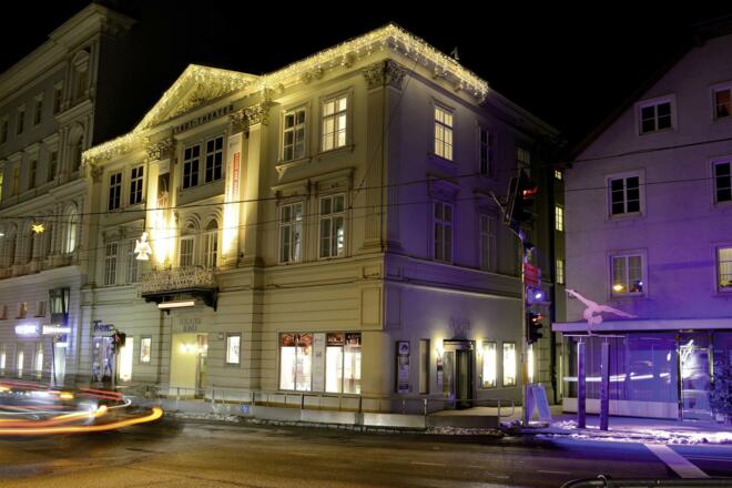Stadttheater bei Nacht