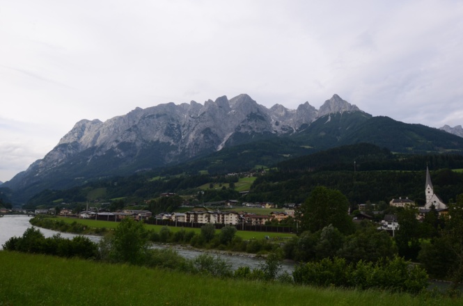 Der Tennengebirgsstock von Süden, über die Salzach hinweg gesehen