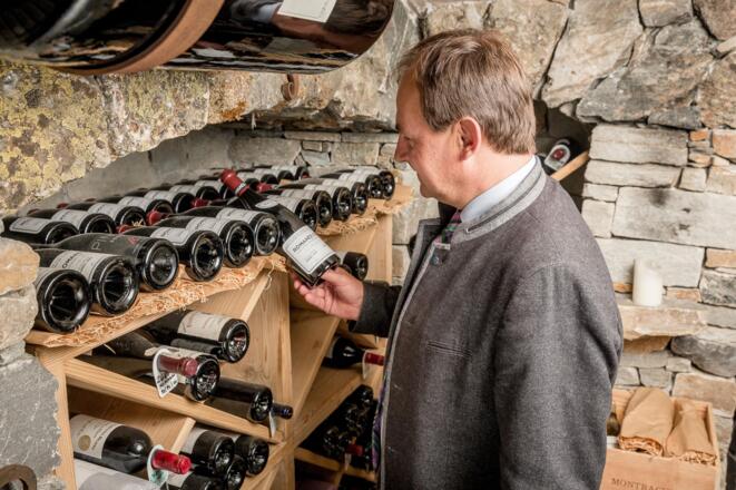 weinkeller_romanèe-conti_hotel_das_central_by_rudi