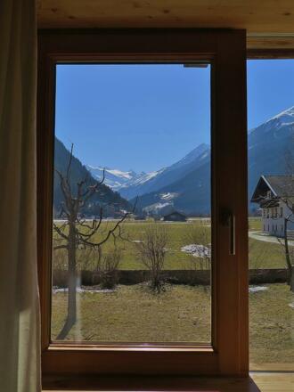 Blick durchs Schlafzimmerfenster