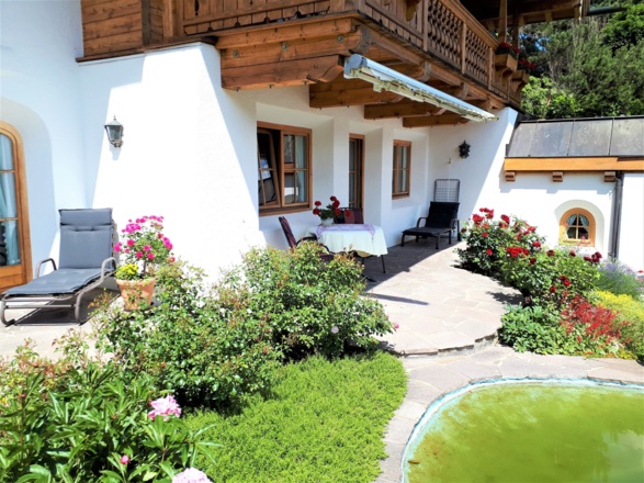 Terrasse mit Esstisch und Liegen