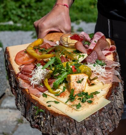 Brotzeit auf der Gamshütte