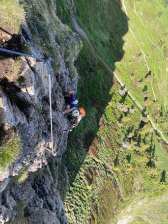 Tiefblick im unteren Teil des Klettersteigs