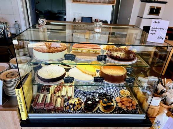 Leckere Kuchen gibt's im Café Bolzmacher in Rothenrain - übrigens auch vegane Kuchen- und Tortenspezialitäten