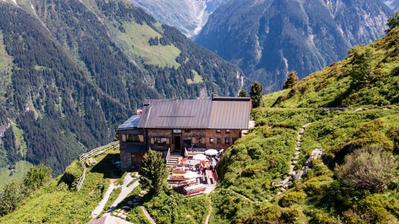 Die Hütte weit oberhalb von Ginzling.