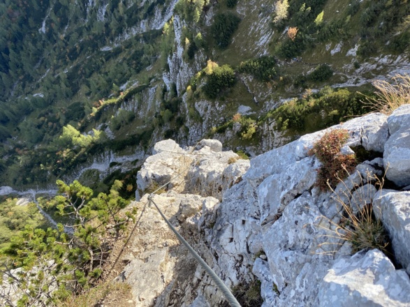 Tieflblick über den Klettersteig am "gefallenen Mandl", besonders hier kein Steinschlag auslösen!