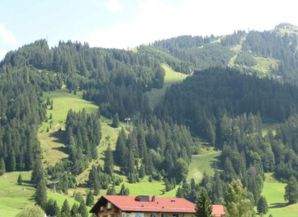 Blick zum Neunerköpfle der Seilbahn und dem Skigebiet
