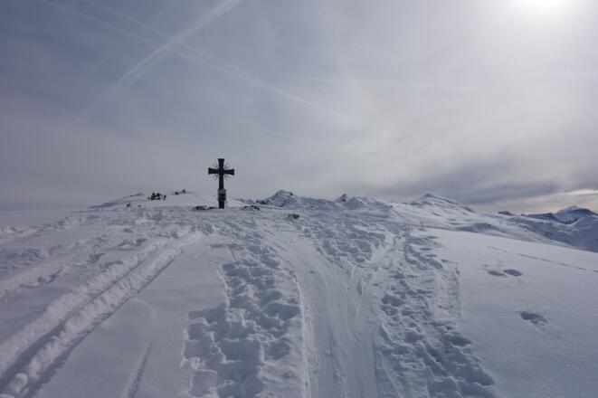 winziges Kreuz am Gipfel