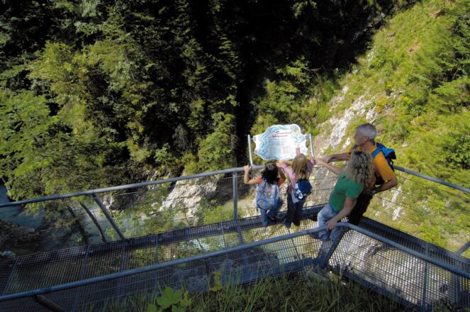 Entlang der Klamm enführen uns verschiedene Stationen in die geheimnisvolle Welt des Klammgeistes