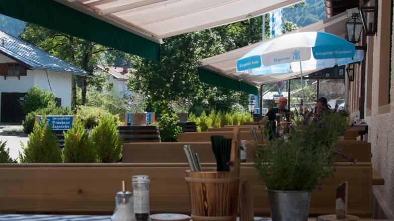 Gasthof Batznhäusl in Kreuth am Tegernsee - die sonnige Terrasse ist ganzjährig geöffnet