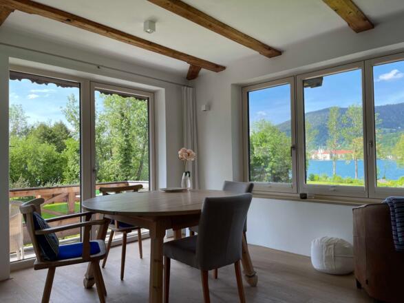 Essbereich mit Seeblick