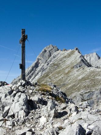 Das Gipfelkreuz vor der benachbarten Walderkampspitze