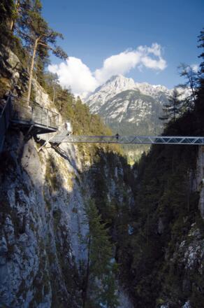Hoch über der schmalen Klamm folgen wir den schwindelerregenden Brücken und Stegen