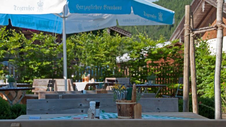 Gasthof Batznhäusl in Kreuth am Tegernsee - Biergarten von Frühjahr bis Herbst bei sonnigem Wetter geöffnet
