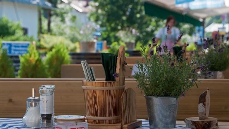Gasthof Batznhäusl in Kreuth am Tegernsee - die sonnige Terrasse ist ganzjährig geöffnet