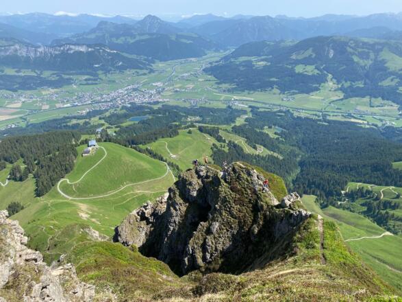 Blick auf den Ausstiegskamm des Klettersteigs am Kitzbüheler Horn. Im Hintergrund Harschbichl und St. Johann.