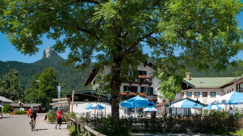 Gasthof Batznhäusl in Kreuth am Tegernsee - Biergarten von Frühjahr bis Herbst bei sonnigem Wetter geöffnet