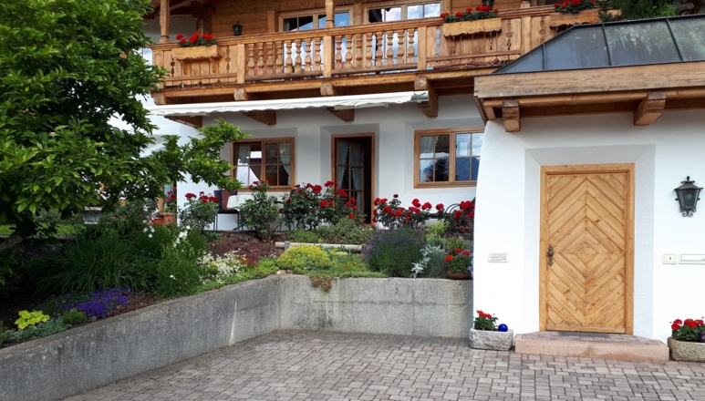 Eingang der Ferienwohnung mit Parkplatz