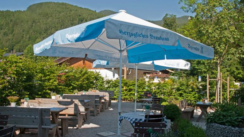 Gasthof Batznhäusl in Kreuth am Tegernsee - Biergarten von Frühjahr bis Herbst bei sonnigem Wetter geöffnet