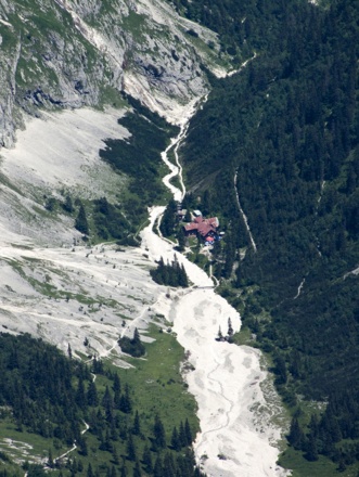 Tiefblick auf Höllentalanger und Höllentalangerhütte.