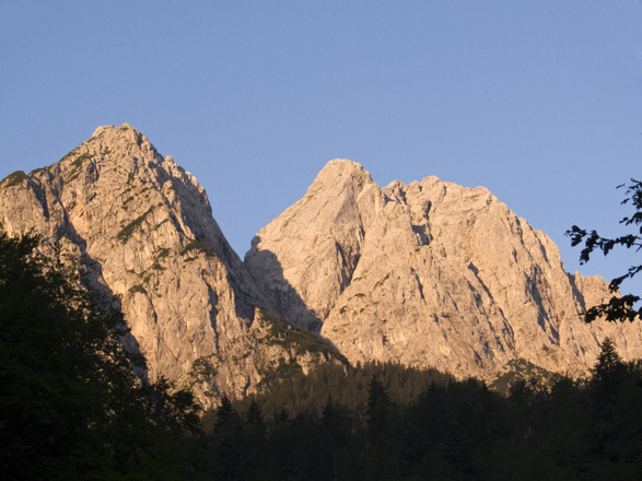 Wer zeitig aufbricht, sieht von Hammersbach die Waxensteine im strahlenden Morgenlicht.