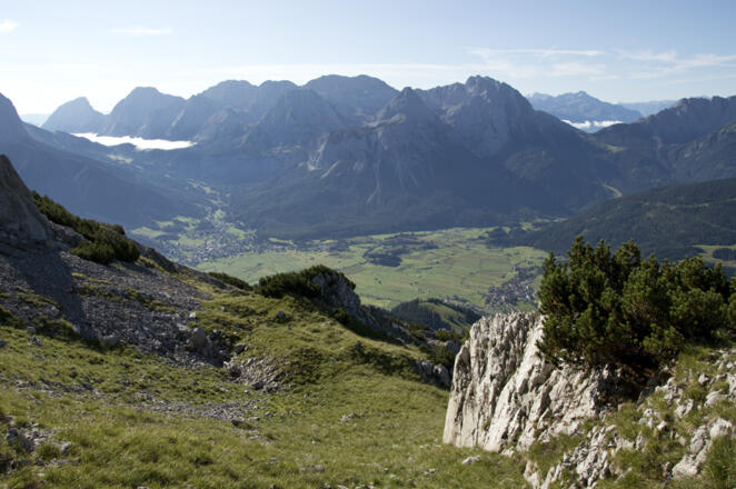 Auch der Tiefblick auf das Ehrwalder Becken und zur Mieminger Kette hat seine Reize.